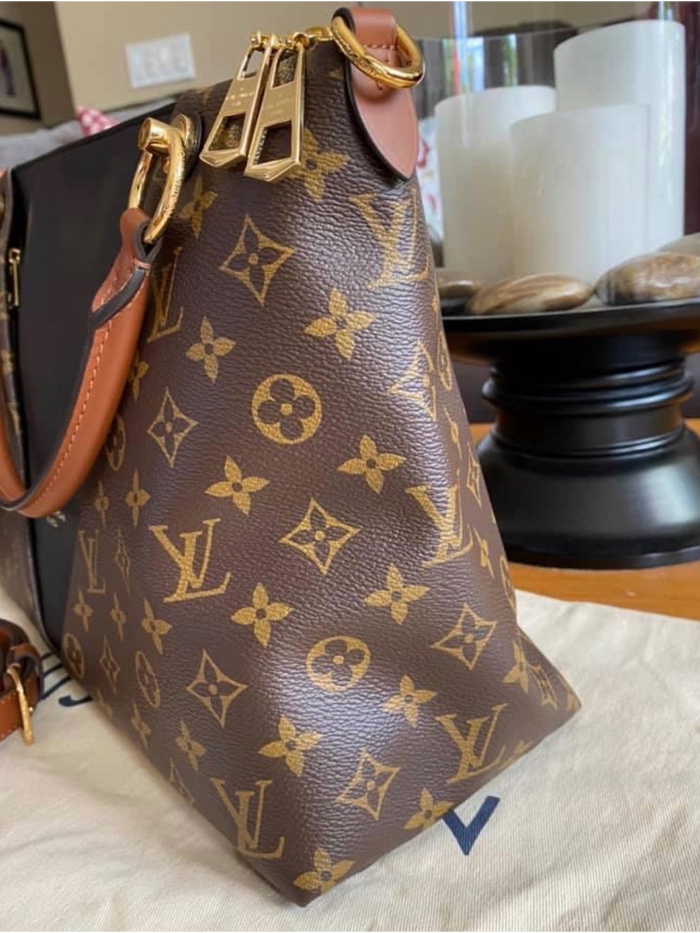 Louis Vuitton V Tote Monogram Top-Handle Satchel Tote Bag - Picture 4 of 9